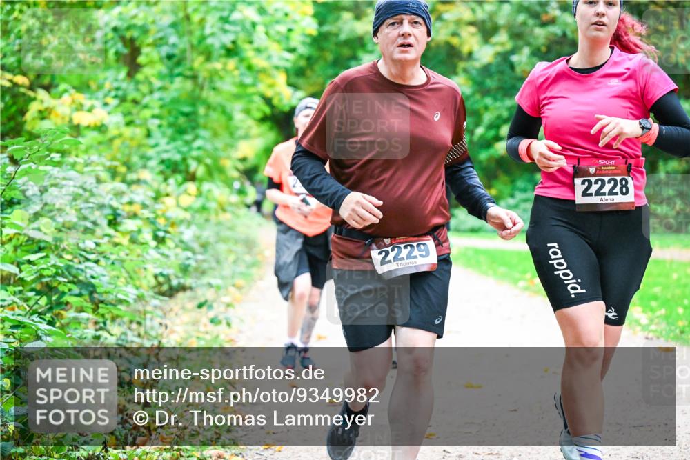 12.10.2025 - Bramfelder Halbmarathon 2025 Dr. Thomas Lammeyer http://msf.ph/oto/9349982 12.10.2025 10:32:31 Laufen 2229, 2228 meine-sportfotos.de