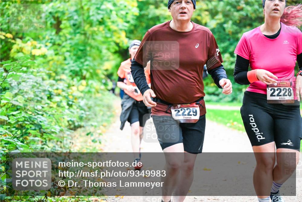 12.10.2025 - Bramfelder Halbmarathon 2025 Dr. Thomas Lammeyer http://msf.ph/oto/9349983 12.10.2025 10:32:31 Laufen 2229, 34, 2228 meine-sportfotos.de