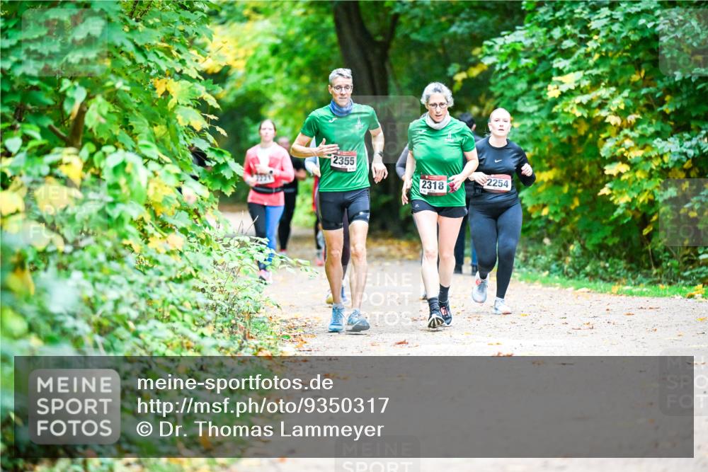 12.10.2025 - Bramfelder Halbmarathon 2025 Dr. Thomas Lammeyer http://msf.ph/oto/9350317 12.10.2025 10:33:47 Laufen 2355, 2318, 2254 meine-sportfotos.de