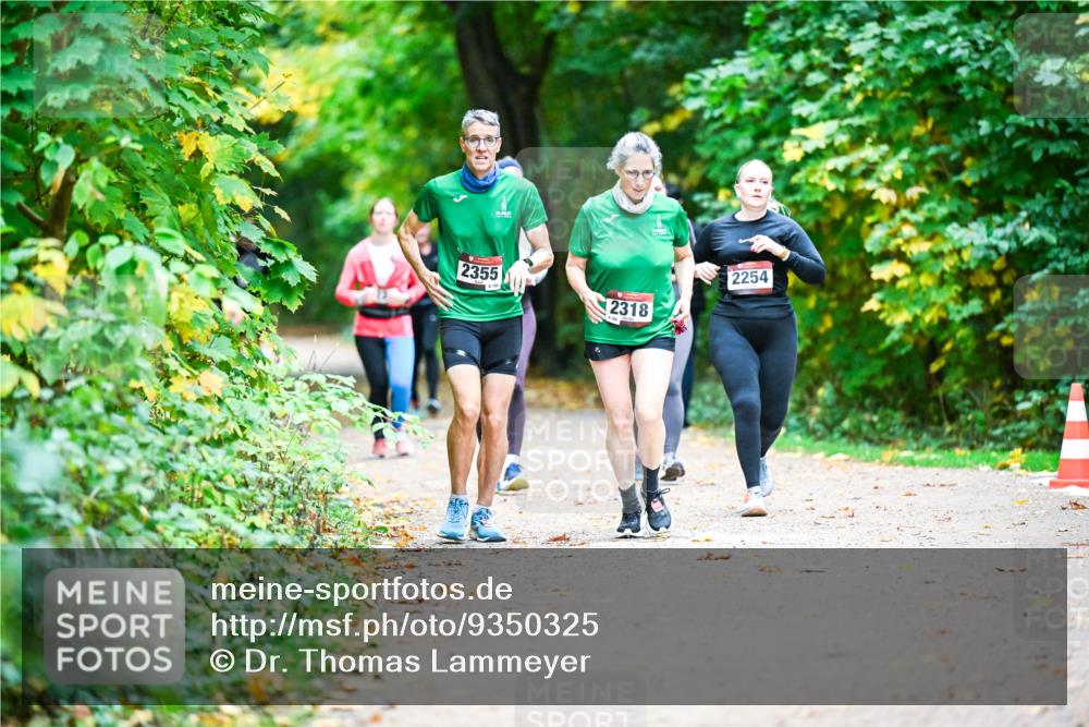 12.10.2025 - Bramfelder Halbmarathon 2025 Dr. Thomas Lammeyer http://msf.ph/oto/9350325 12.10.2025 10:33:48 Laufen 2355, 15, 2254, 2318 meine-sportfotos.de