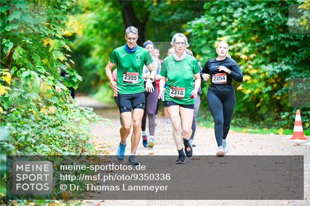 12.10.2025 - Bramfelder Halbmarathon 2025 Dr. Thomas Lammeyer http://msf.ph/oto/9350336 12.10.2025 10:33:49 Laufen 2355, 2318, 2254 meine-sportfotos.de