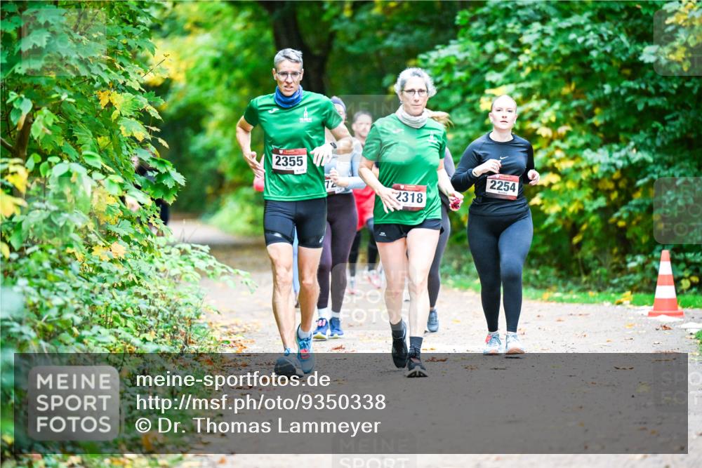 12.10.2025 - Bramfelder Halbmarathon 2025 Dr. Thomas Lammeyer http://msf.ph/oto/9350338 12.10.2025 10:33:49 Laufen 2355, 72, 2254, 2318 meine-sportfotos.de