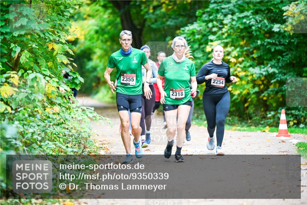 12.10.2025 - Bramfelder Halbmarathon 2025 Dr. Thomas Lammeyer http://msf.ph/oto/9350339 12.10.2025 10:33:50 Laufen 2355, 2318, 2254 meine-sportfotos.de