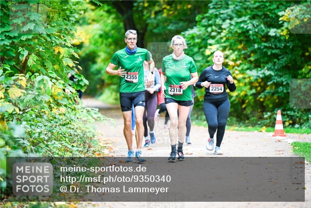 12.10.2025 - Bramfelder Halbmarathon 2025 Dr. Thomas Lammeyer http://msf.ph/oto/9350340 12.10.2025 10:33:50 Laufen 2355, 2254, 2318 meine-sportfotos.de