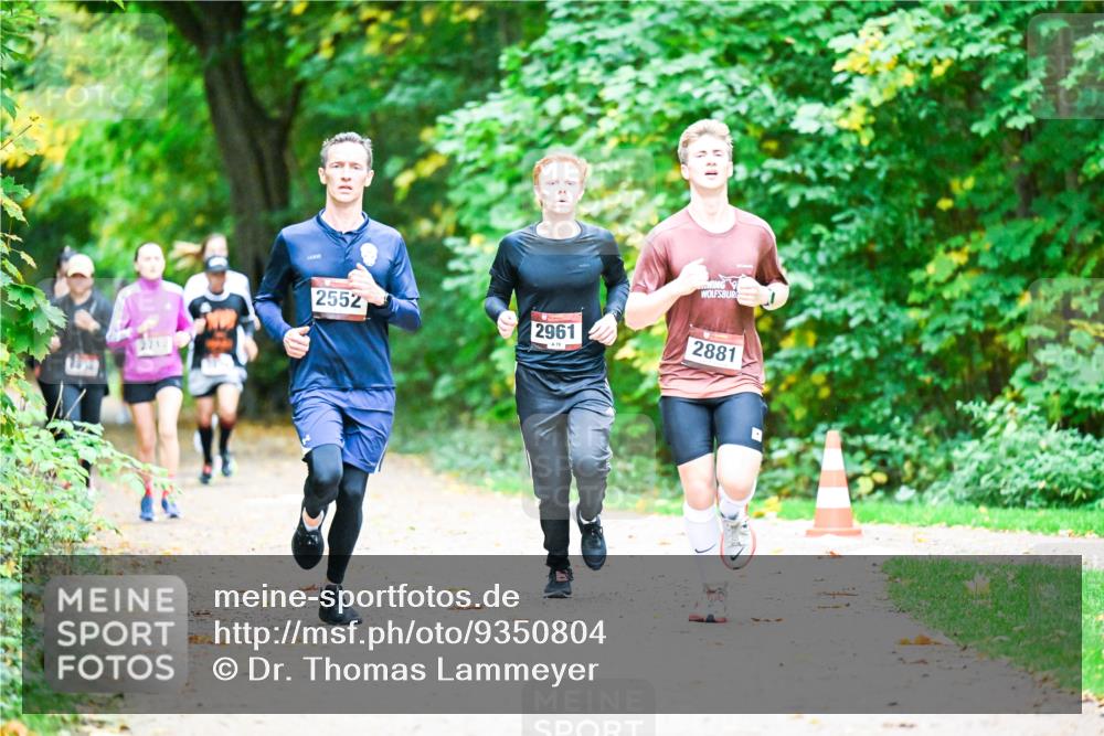 12.10.2025 - Bramfelder Halbmarathon 2025 Dr. Thomas Lammeyer http://msf.ph/oto/9350804 12.10.2025 10:36:01 Laufen 2712, 2552, 2961, 70, 2881 meine-sportfotos.de