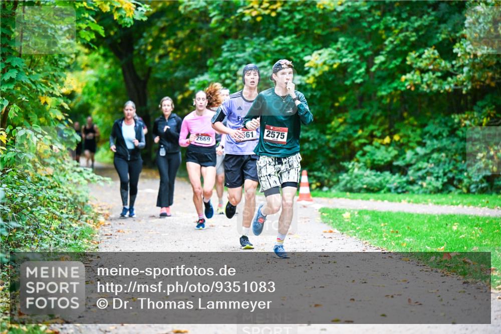 12.10.2025 - Bramfelder Halbmarathon 2025 Dr. Thomas Lammeyer http://msf.ph/oto/9351083 12.10.2025 10:37:32 Laufen 2669, 561, 2575 meine-sportfotos.de