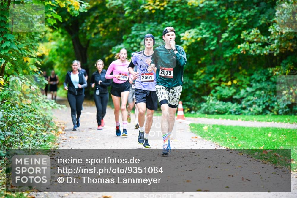 12.10.2025 - Bramfelder Halbmarathon 2025 Dr. Thomas Lammeyer http://msf.ph/oto/9351084 12.10.2025 10:37:32 Laufen 669, 2561, 2575 meine-sportfotos.de
