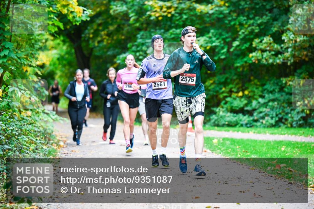 12.10.2025 - Bramfelder Halbmarathon 2025 Dr. Thomas Lammeyer http://msf.ph/oto/9351087 12.10.2025 10:37:33 Laufen 2575, 266, 2561 meine-sportfotos.de