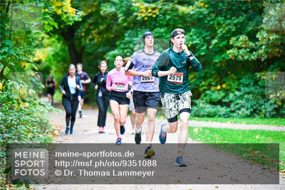 12.10.2025 - Bramfelder Halbmarathon 2025 Dr. Thomas Lammeyer http://msf.ph/oto/9351088 12.10.2025 10:37:33 Laufen 2669, 2561, 2575 meine-sportfotos.de