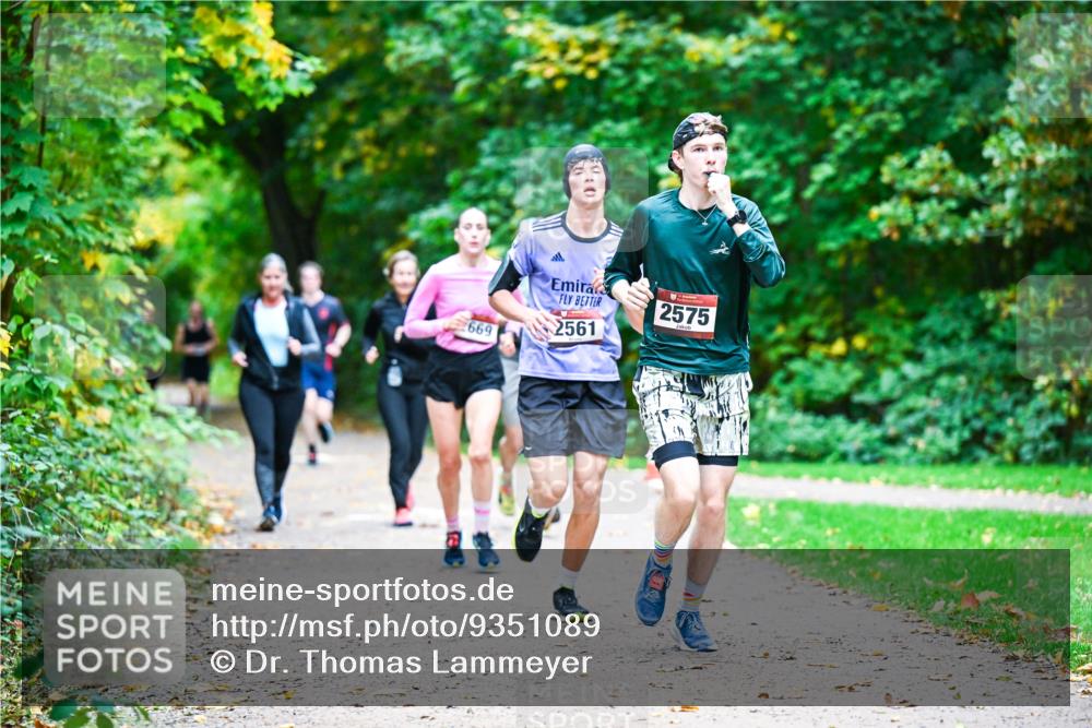 12.10.2025 - Bramfelder Halbmarathon 2025 Dr. Thomas Lammeyer http://msf.ph/oto/9351089 12.10.2025 10:37:33 Laufen 669, 2561, 2575 meine-sportfotos.de