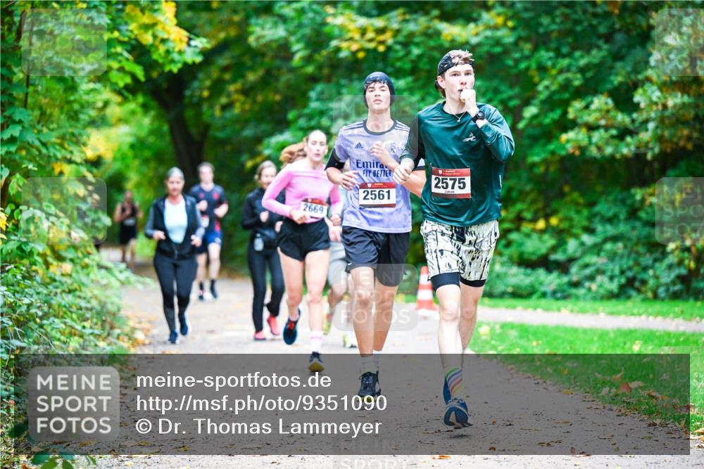 12.10.2025 - Bramfelder Halbmarathon 2025 Dr. Thomas Lammeyer http://msf.ph/oto/9351090 12.10.2025 10:37:33 Laufen 2669, 2561, 2575 meine-sportfotos.de