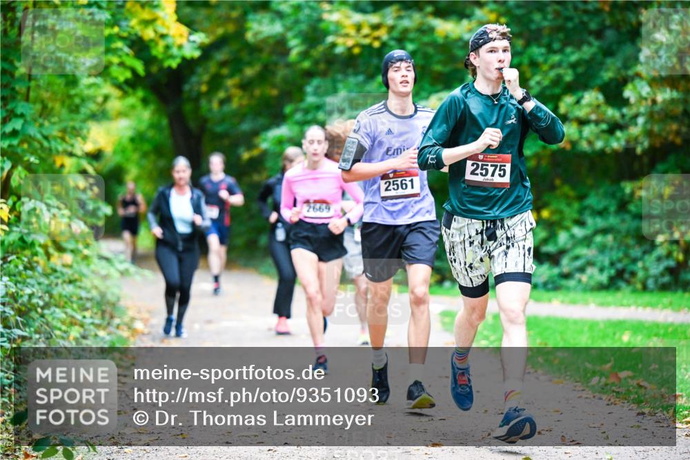12.10.2025 - Bramfelder Halbmarathon 2025 Dr. Thomas Lammeyer http://msf.ph/oto/9351093 12.10.2025 10:37:34 Laufen 2575, 2669, 2561 meine-sportfotos.de