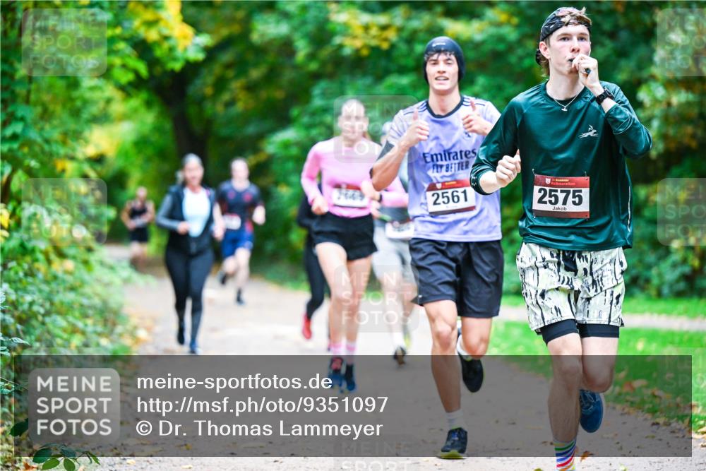 12.10.2025 - Bramfelder Halbmarathon 2025 Dr. Thomas Lammeyer http://msf.ph/oto/9351097 12.10.2025 10:37:34 Laufen 2561, 34, 2575 meine-sportfotos.de