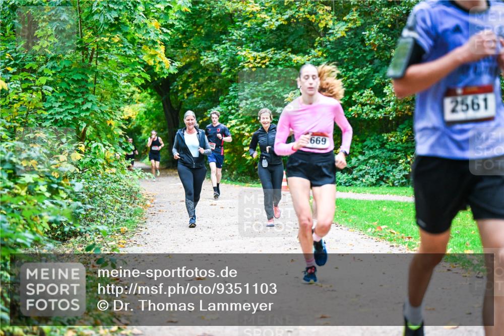 12.10.2025 - Bramfelder Halbmarathon 2025 Dr. Thomas Lammeyer http://msf.ph/oto/9351103 12.10.2025 10:37:36 Laufen 669, 2561 meine-sportfotos.de