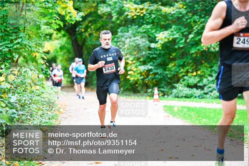 12.10.2025 - Bramfelder Halbmarathon 2025 Dr. Thomas Lammeyer http://msf.ph/oto/9351154 12.10.2025 10:37:46 Laufen 249, 2432 meine-sportfotos.de