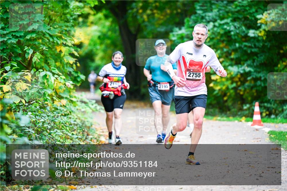 12.10.2025 - Bramfelder Halbmarathon 2025 Dr. Thomas Lammeyer http://msf.ph/oto/9351184 12.10.2025 10:37:52 Laufen 2198, 2195, 2755 meine-sportfotos.de