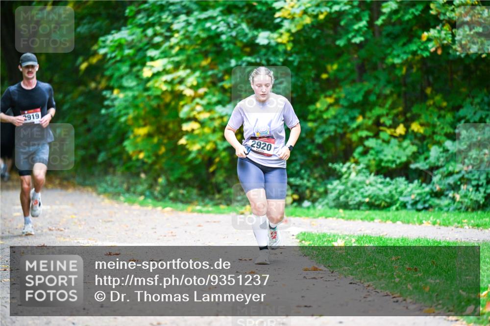 12.10.2025 - Bramfelder Halbmarathon 2025 Dr. Thomas Lammeyer http://msf.ph/oto/9351237 12.10.2025 10:38:21 Laufen 2919, 2920 meine-sportfotos.de