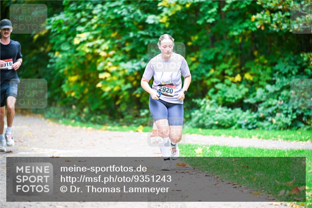 12.10.2025 - Bramfelder Halbmarathon 2025 Dr. Thomas Lammeyer http://msf.ph/oto/9351243 12.10.2025 10:38:22 Laufen 919, 2920 meine-sportfotos.de