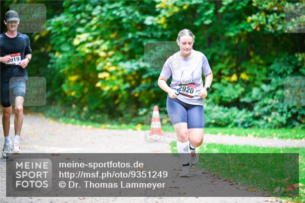 12.10.2025 - Bramfelder Halbmarathon 2025 Dr. Thomas Lammeyer http://msf.ph/oto/9351249 12.10.2025 10:38:22 Laufen 919, 2920 meine-sportfotos.de