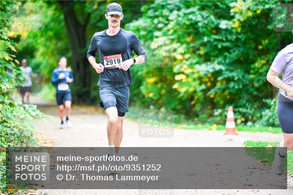 12.10.2025 - Bramfelder Halbmarathon 2025 Dr. Thomas Lammeyer http://msf.ph/oto/9351252 12.10.2025 10:38:24 Laufen 2919 meine-sportfotos.de