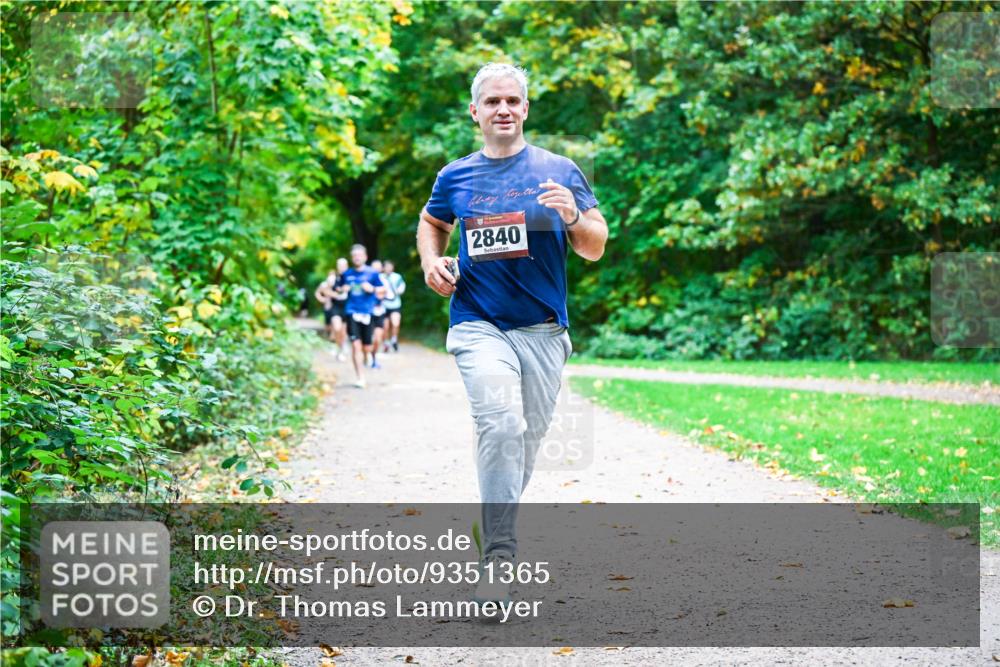 12.10.2025 - Bramfelder Halbmarathon 2025 Dr. Thomas Lammeyer http://msf.ph/oto/9351365 12.10.2025 10:38:44 Laufen 2840 meine-sportfotos.de