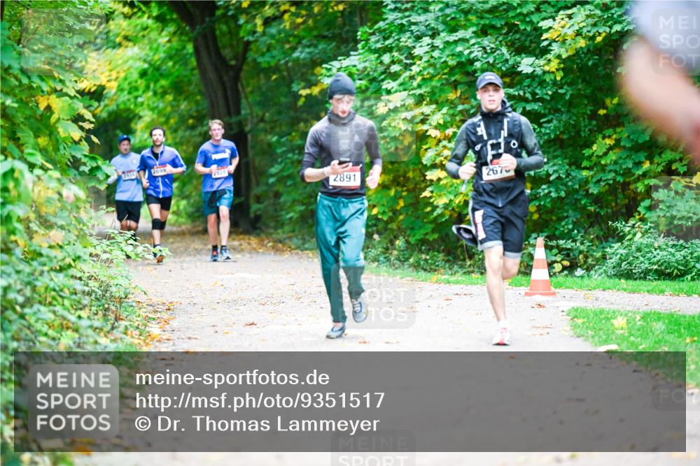 12.10.2025 - Bramfelder Halbmarathon 2025 Dr. Thomas Lammeyer http://msf.ph/oto/9351517 12.10.2025 10:39:23 Laufen 2699, 2891, 2675 meine-sportfotos.de