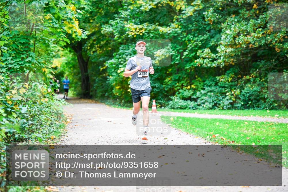12.10.2025 - Bramfelder Halbmarathon 2025 Dr. Thomas Lammeyer http://msf.ph/oto/9351658 12.10.2025 10:39:55 Laufen 2354 meine-sportfotos.de