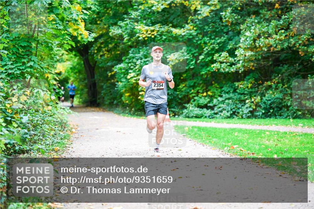 12.10.2025 - Bramfelder Halbmarathon 2025 Dr. Thomas Lammeyer http://msf.ph/oto/9351659 12.10.2025 10:39:55 Laufen 2354 meine-sportfotos.de