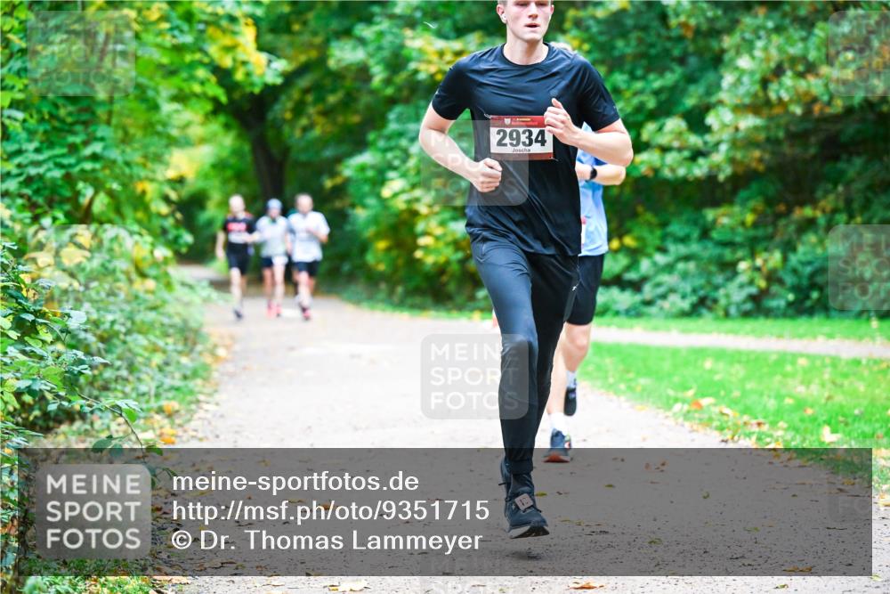 12.10.2025 - Bramfelder Halbmarathon 2025 Dr. Thomas Lammeyer http://msf.ph/oto/9351715 12.10.2025 10:40:10 Laufen 2934 meine-sportfotos.de