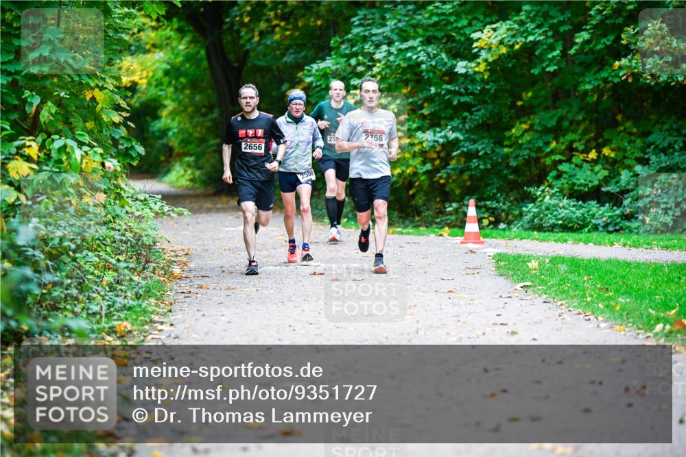 12.10.2025 - Bramfelder Halbmarathon 2025 Dr. Thomas Lammeyer http://msf.ph/oto/9351727 12.10.2025 10:40:13 Laufen 2656, 2500, 25, 361, 2756 meine-sportfotos.de