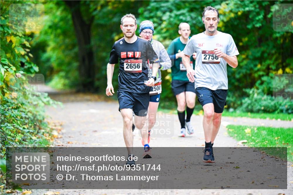 12.10.2025 - Bramfelder Halbmarathon 2025 Dr. Thomas Lammeyer http://msf.ph/oto/9351744 12.10.2025 10:40:15 Laufen 2656, 500, 361, 455, 2756 meine-sportfotos.de