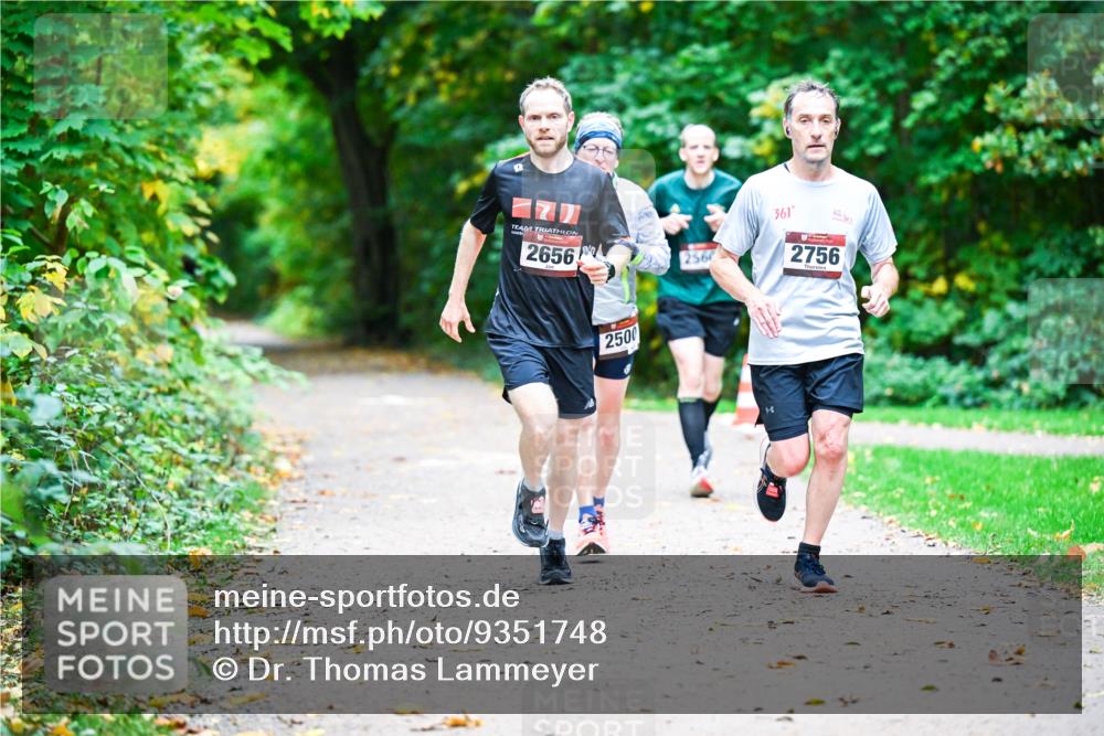 12.10.2025 - Bramfelder Halbmarathon 2025 Dr. Thomas Lammeyer http://msf.ph/oto/9351748 12.10.2025 10:40:16 Laufen 2656, 2560, 361, 2756, 2500 meine-sportfotos.de