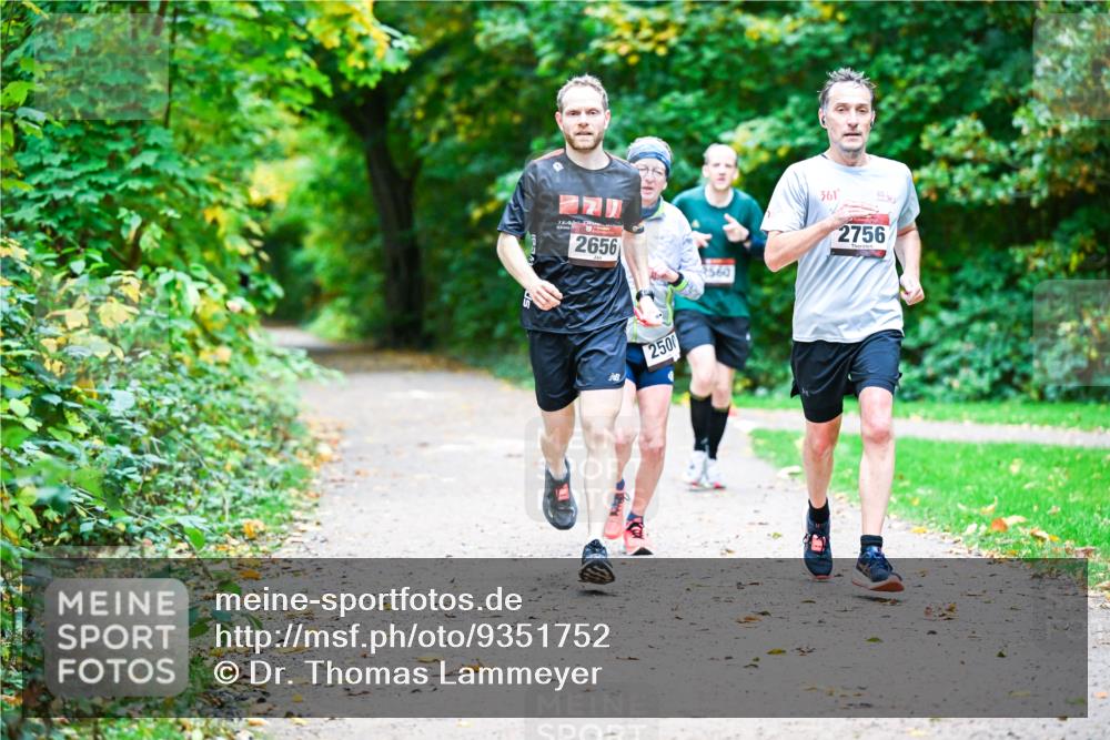 12.10.2025 - Bramfelder Halbmarathon 2025 Dr. Thomas Lammeyer http://msf.ph/oto/9351752 12.10.2025 10:40:16 Laufen 2656, 3560, 48, 2500, 361, 2756 meine-sportfotos.de