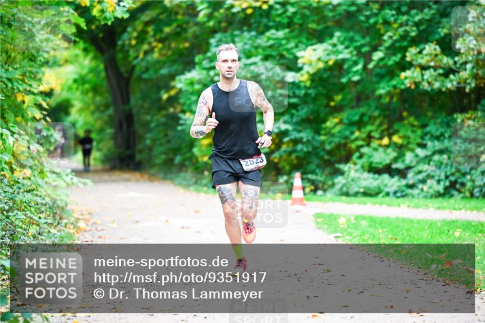 12.10.2025 - Bramfelder Halbmarathon 2025 Dr. Thomas Lammeyer http://msf.ph/oto/9351917 12.10.2025 10:41:07 Laufen 2323 meine-sportfotos.de