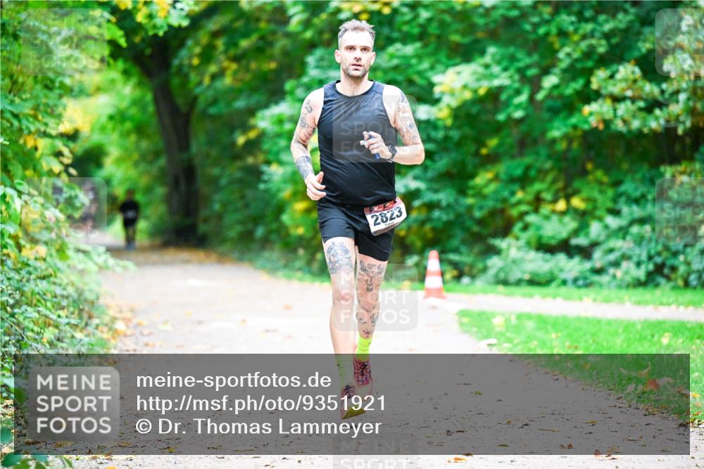 12.10.2025 - Bramfelder Halbmarathon 2025 Dr. Thomas Lammeyer http://msf.ph/oto/9351921 12.10.2025 10:41:07 Laufen 2823 meine-sportfotos.de