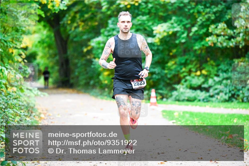 12.10.2025 - Bramfelder Halbmarathon 2025 Dr. Thomas Lammeyer http://msf.ph/oto/9351922 12.10.2025 10:41:07 Laufen 2823 meine-sportfotos.de