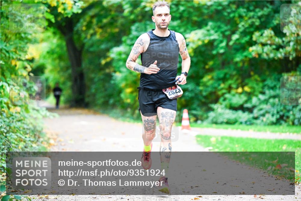 12.10.2025 - Bramfelder Halbmarathon 2025 Dr. Thomas Lammeyer http://msf.ph/oto/9351924 12.10.2025 10:41:08 Laufen 2323 meine-sportfotos.de