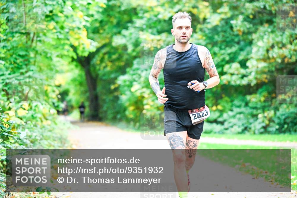 12.10.2025 - Bramfelder Halbmarathon 2025 Dr. Thomas Lammeyer http://msf.ph/oto/9351932 12.10.2025 10:41:09 Laufen 2823 meine-sportfotos.de
