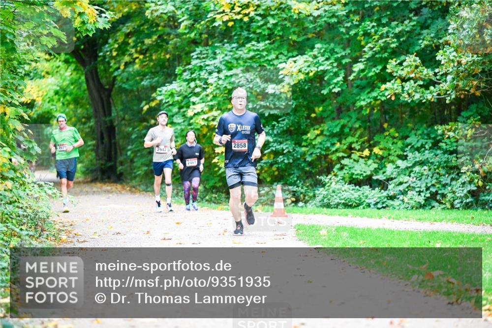 12.10.2025 - Bramfelder Halbmarathon 2025 Dr. Thomas Lammeyer http://msf.ph/oto/9351935 12.10.2025 10:41:22 Laufen 2979, 2942, 2461, 2858 meine-sportfotos.de
