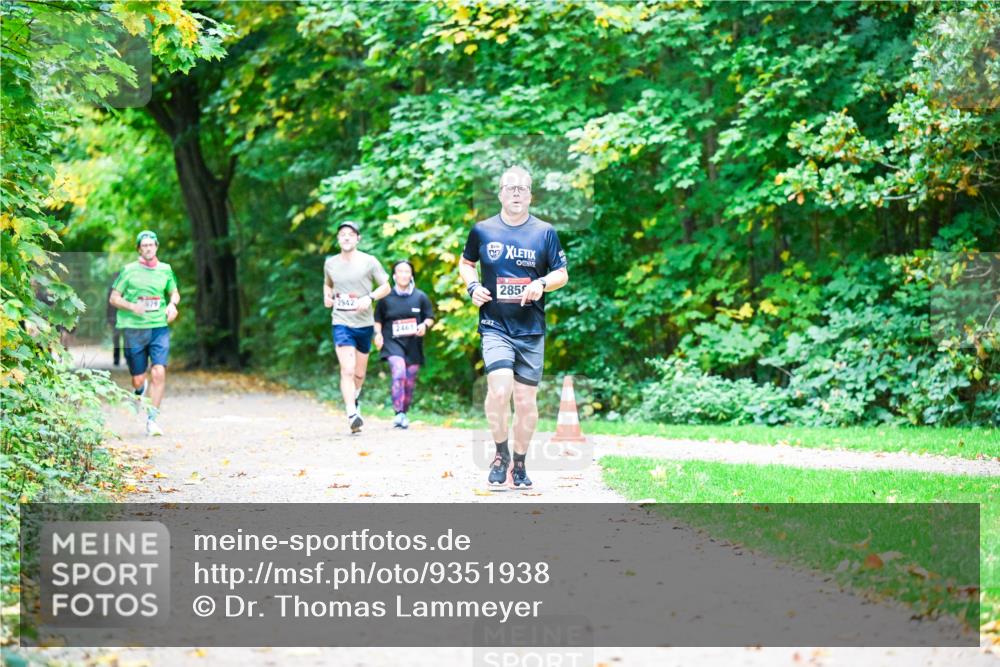 12.10.2025 - Bramfelder Halbmarathon 2025 Dr. Thomas Lammeyer http://msf.ph/oto/9351938 12.10.2025 10:41:23 Laufen 2942, 979, 057, 2461, 2855 meine-sportfotos.de