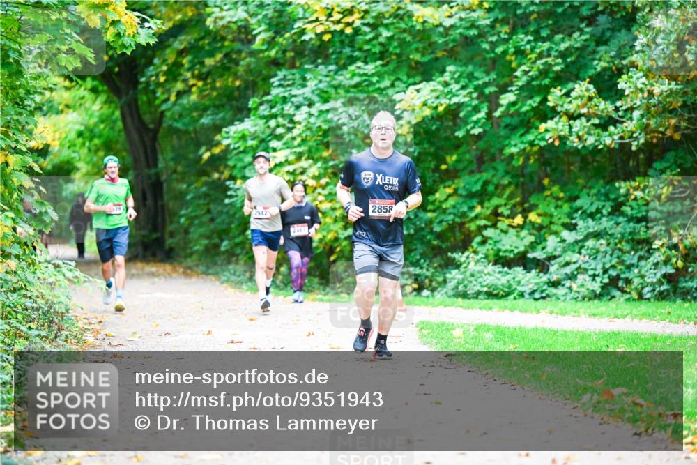 12.10.2025 - Bramfelder Halbmarathon 2025 Dr. Thomas Lammeyer http://msf.ph/oto/9351943 12.10.2025 10:41:23 Laufen 2942, 2461, 2858 meine-sportfotos.de