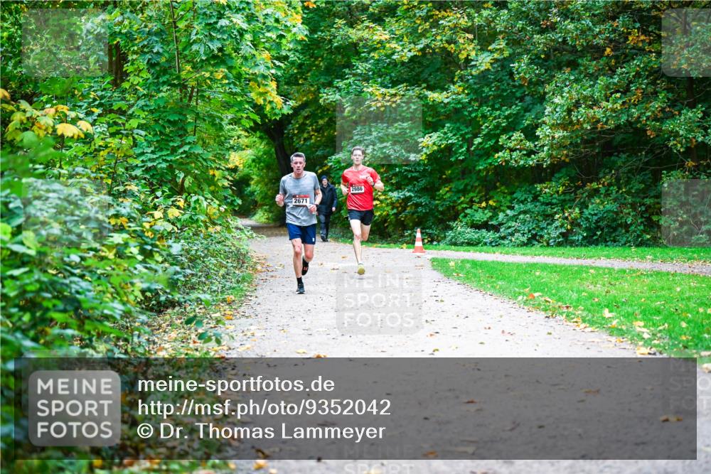 12.10.2025 - Bramfelder Halbmarathon 2025 Dr. Thomas Lammeyer http://msf.ph/oto/9352042 12.10.2025 10:41:44 Laufen 2671, 2986 meine-sportfotos.de