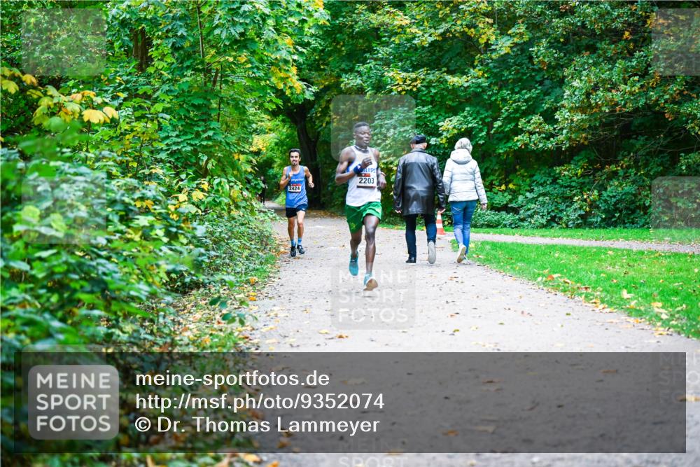 12.10.2025 - Bramfelder Halbmarathon 2025 Dr. Thomas Lammeyer http://msf.ph/oto/9352074 12.10.2025 10:41:59 Laufen 2424, 2203 meine-sportfotos.de