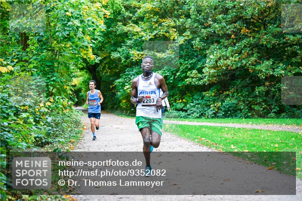 12.10.2025 - Bramfelder Halbmarathon 2025 Dr. Thomas Lammeyer http://msf.ph/oto/9352082 12.10.2025 10:42:00 Laufen 2424, 2203 meine-sportfotos.de