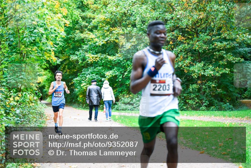 12.10.2025 - Bramfelder Halbmarathon 2025 Dr. Thomas Lammeyer http://msf.ph/oto/9352087 12.10.2025 10:42:01 Laufen 2424, 2203 meine-sportfotos.de