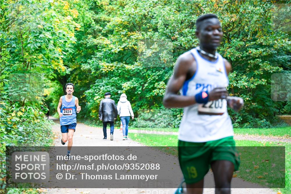 12.10.2025 - Bramfelder Halbmarathon 2025 Dr. Thomas Lammeyer http://msf.ph/oto/9352088 12.10.2025 10:42:01 Laufen 2424, 19, 20 meine-sportfotos.de