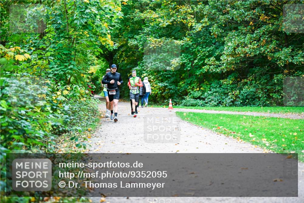 12.10.2025 - Bramfelder Halbmarathon 2025 Dr. Thomas Lammeyer http://msf.ph/oto/9352095 12.10.2025 10:42:13 Laufen 26, 2903, 2010 meine-sportfotos.de