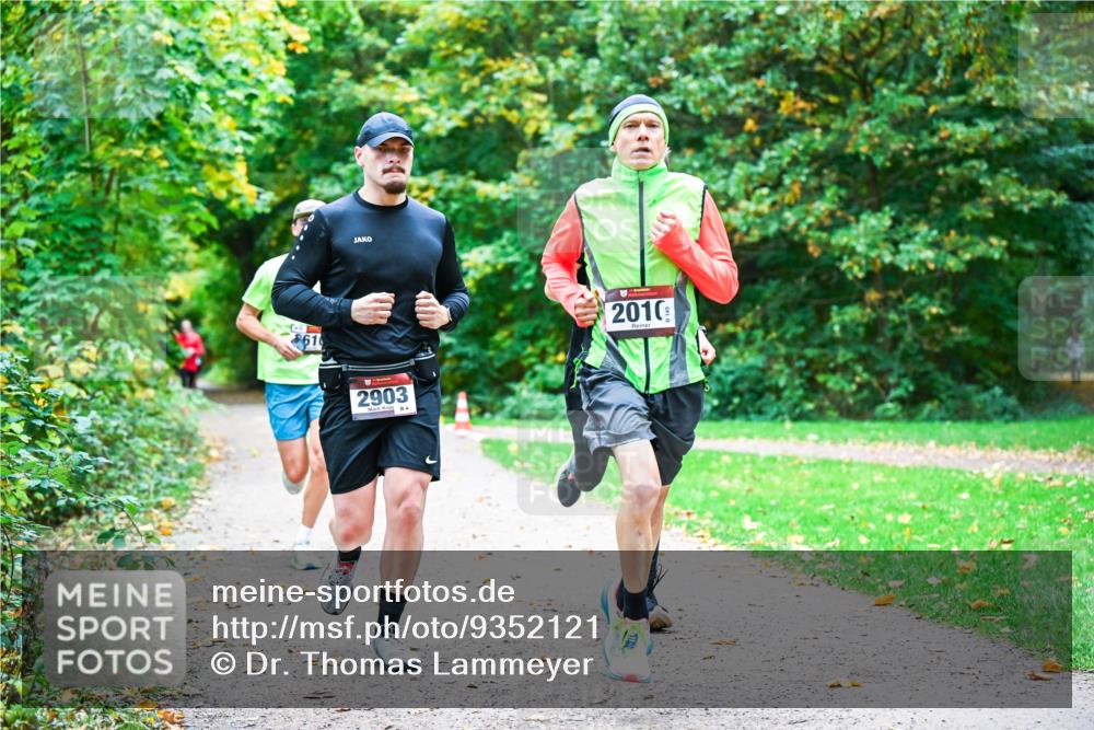 12.10.2025 - Bramfelder Halbmarathon 2025 Dr. Thomas Lammeyer http://msf.ph/oto/9352121 12.10.2025 10:42:17 Laufen 61, 2903, 4, 2010 meine-sportfotos.de