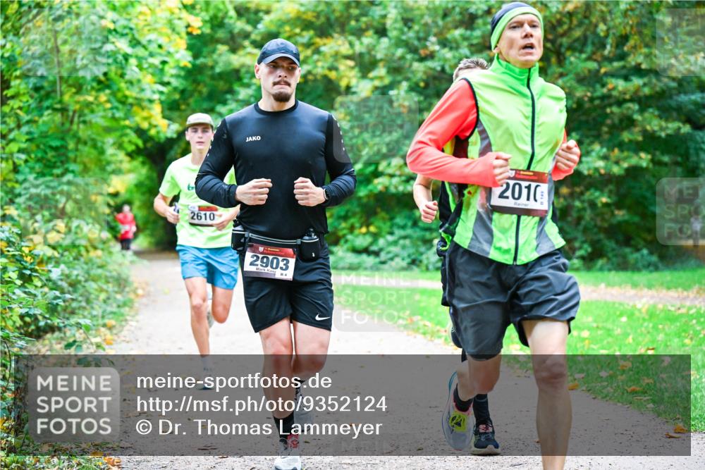 12.10.2025 - Bramfelder Halbmarathon 2025 Dr. Thomas Lammeyer http://msf.ph/oto/9352124 12.10.2025 10:42:17 Laufen 2610, 2903, 4, 2010 meine-sportfotos.de
