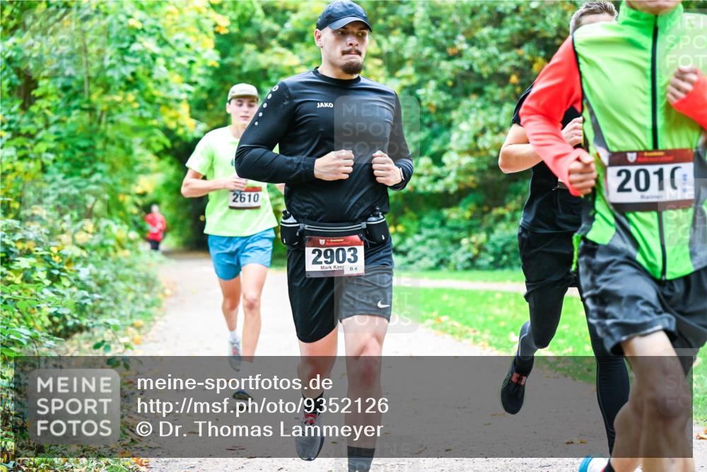 12.10.2025 - Bramfelder Halbmarathon 2025 Dr. Thomas Lammeyer http://msf.ph/oto/9352126 12.10.2025 10:42:17 Laufen 2610, 2903, 4, 2010 meine-sportfotos.de